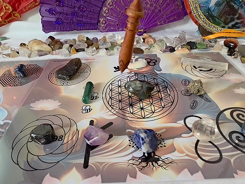 Consulta de cartomancia online: cartas de tarot dispostas sobre mesa mística com Liz Sodré