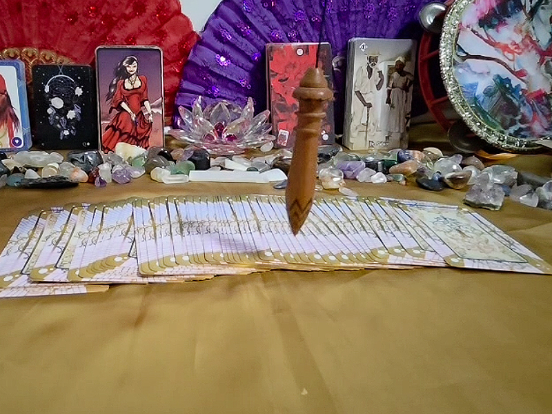 Ambiente místico acolhedor para consultas de cartomancia online e orientação espiritual