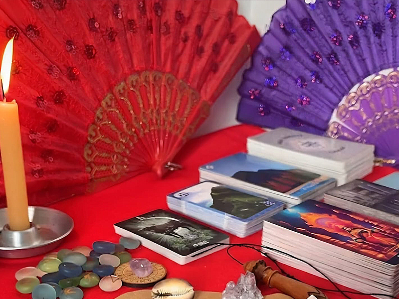 Resultado de consulta de cartomancia: cliente recebendo orientação transformadora