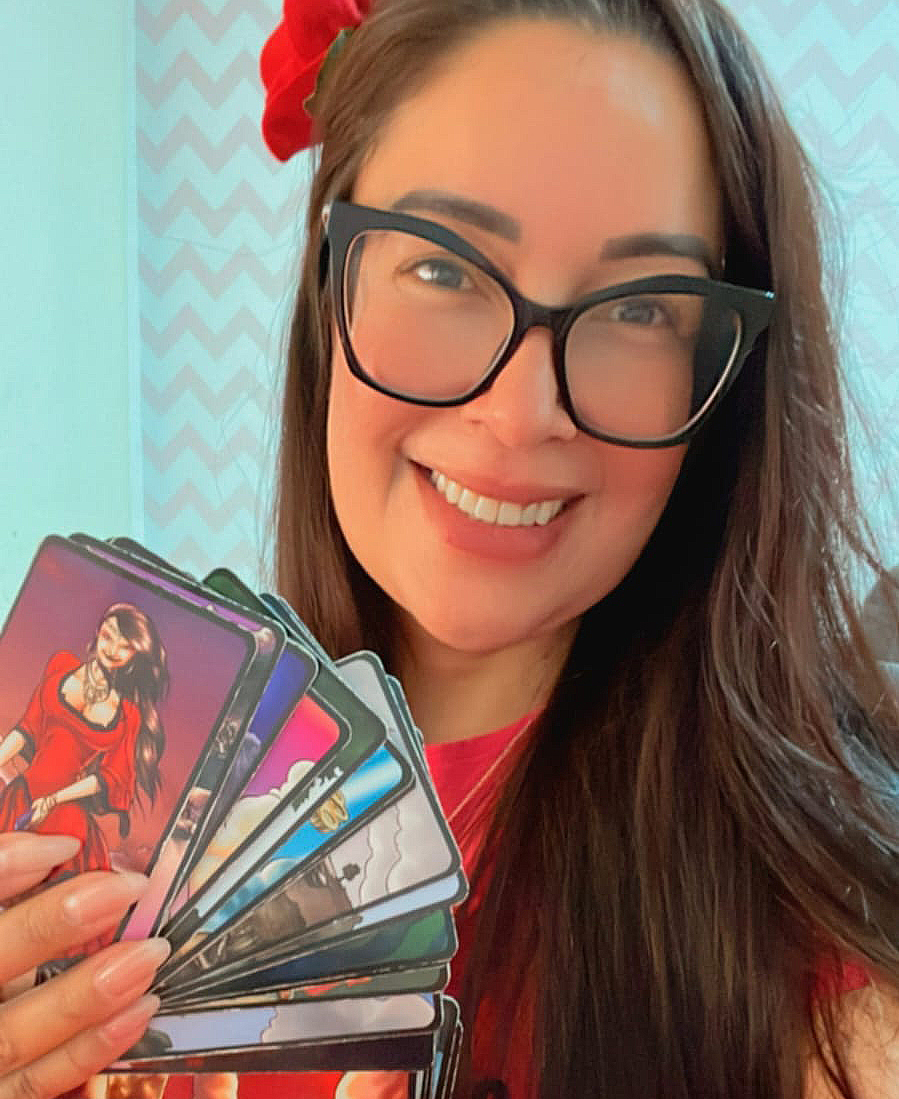 Liz Sodré, cartomante especialista em tarot online, baralho cigano e terapia quântica. Mais de 6 anos de experiência em leitura intuitiva e 5.000 consultas realizadas